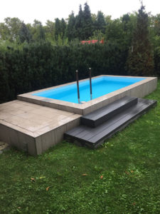 Mini Pool im Garten mit Leiter